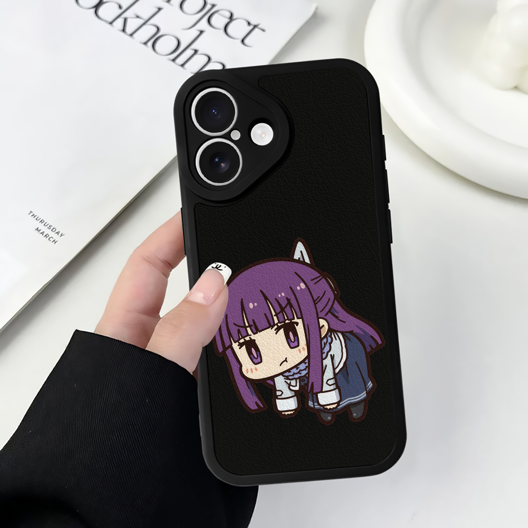 （画像用） 葬送のフリーレン Frieren 【iPhone 16シリーズ対応】シリコンスマホケース（レザー調） 材質：シリコン